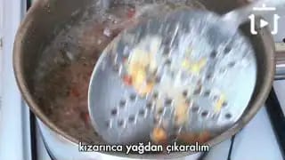İçi Yumuşacık Soğan Çiçeği Kızartması Nasıl Yapılır – videodan kare