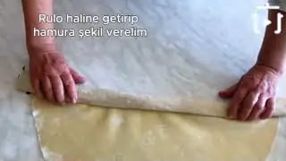 El Açması Ispanaklı Börek Tarifi – videodan kare