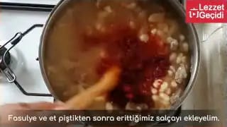 Etli Kuru Fasulye Nasıl Yapılır Tam Ölçüsündde Sulu Yemek Tarifi – videodan kare