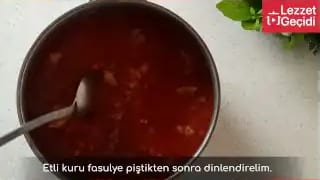 Etli Kuru Fasulye Nasıl Yapılır Tam Ölçüsündde Sulu Yemek Tarifi – videodan kare