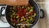 Güveç Nasıl Yapılır Tencerede Sulu Yemek Tarifi – videodan kare