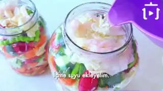 Karışık Turşu Tarifi Nasıl Yapılır – videodan kare