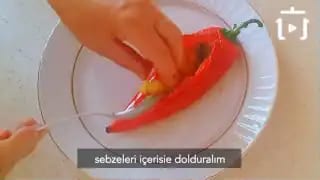 Kırmızı Kapya Biber Yatağında Karışık Kızartma Tarifi Nasıl Yapılır – videodan kare