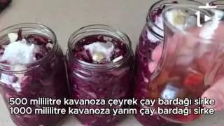 Mor Lahana Turşusu Tarifi Nasıl Yapılır – videodan kare