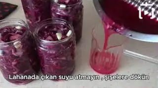 Mor Lahana Turşusu Tarifi Nasıl Yapılır – videodan kare
