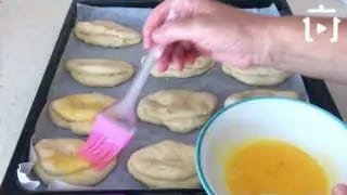 Pastane Usulü Dudak Poğaça Tarifi Nasıl Yapılır – videodan kare