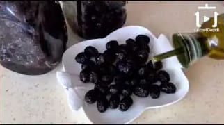 Siyah Zeytin Nasıl Yapılır Tatlandırılır – videodan kare