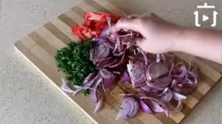 Tablacı Salatası Nasıl Yapılır – videodan kare