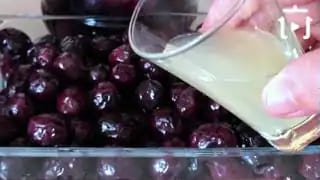 Yağlı Sirkeli Siyah Zeytin Nasıl Yapılır – videodan kare