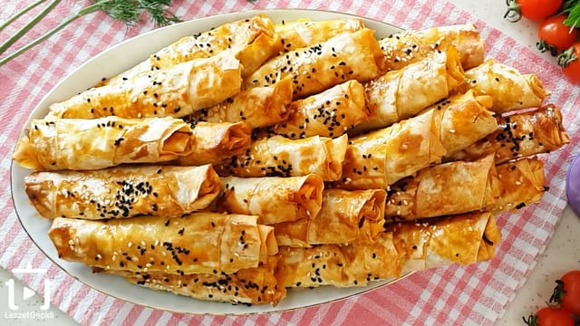 Çay saatlerinin çıtır çıtır atıştırmalıklarından Ispanaklı Börek Tarifi Nasıl Yapılır