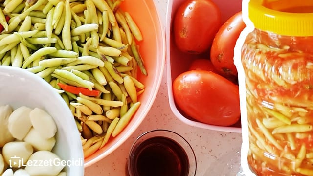 Domates Soslu Acı Süs Biber Turşusu Nasıl Yapılır (5 Litrelik Bidonda)