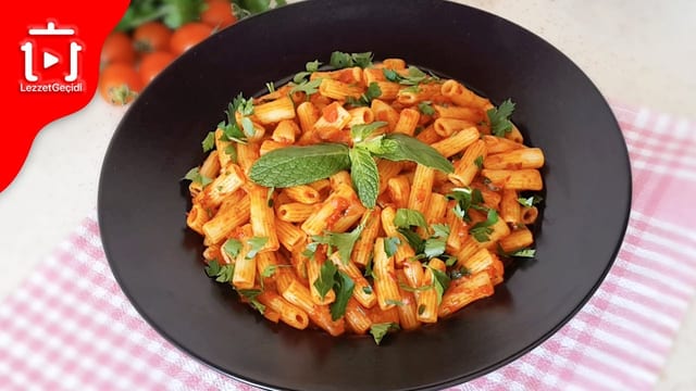 Domates Soslu Makarna Tarifi