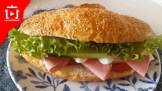 Salamlı Sandviç Tarifi