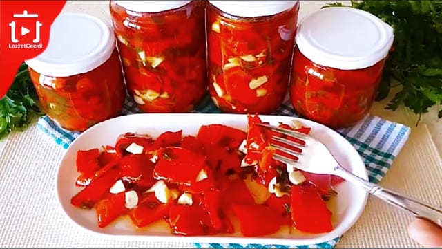 Yağlı Kırmızı Biber Turşusu Nasıl Yapılır
