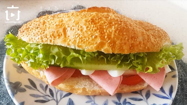 Yumurtalı Salamlı Sandviç Tarifi Evde En Kolay Yöntemle Nasıl Yapılır