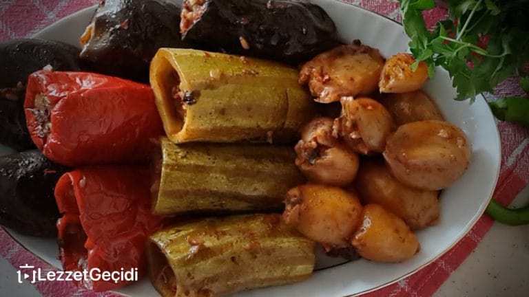 Karışık Dolma Nasıl Yapılır – Bol Ekşili Kıymalı Etli Ana Yemek Tarifi, Lezzet Geçidi